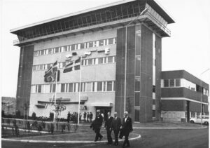 Svartvitt foto på Gryaabs huvudbyggnad från invigningen 1972