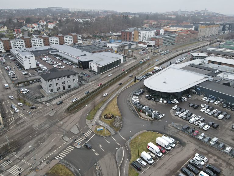 Vy över korsningen Mölndalsvägen och Kroksslättsparkgata där Gryaab ska bygga nya ledningar